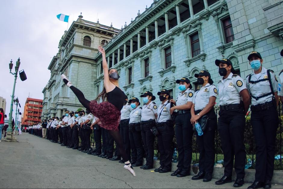 La joven guatemalteca acudió con su atuendo de balletista a la Plaza Central durante la protesta #21N. (Foto: Joshua Paolo Sarti y Allan Velásquez/Fototeca) 