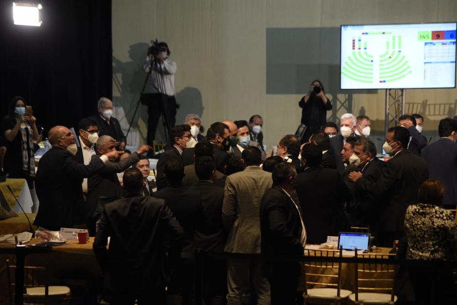Varios diputados intervinieron para separar a los dos diputados. (Foto: Wilder López/Soy502)