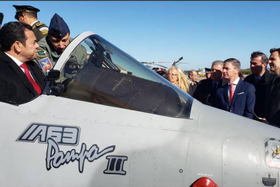 Jimmy Morales negoció con Mauricio Macri la compra de los aviones Pampa III. Fulvio Pompeo participó en dicha negociación. La OEA lo envía ahora a Guatemala como delegado. (Foto: Archivo/Soy502)