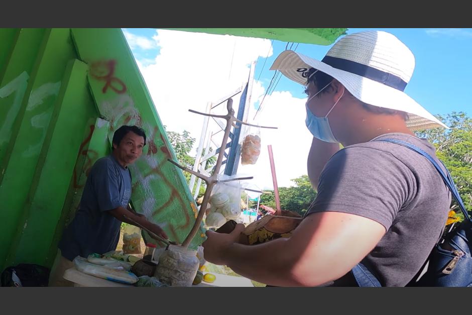 El youtuber Xioma sorprendió a varios pobladores de un pueblo maya en Yucatán al comunicarse con ellos en su idioma natal. (Captura Video)