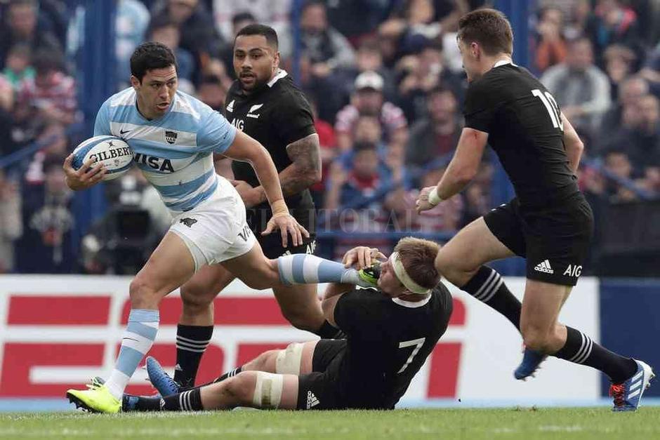 Los Pumas, de Argentina, cayeron ante los All Blacks, de Nueva Zelanda, quienes rindieron un homenaje al fallecido "10". (Foto: El Litoral)