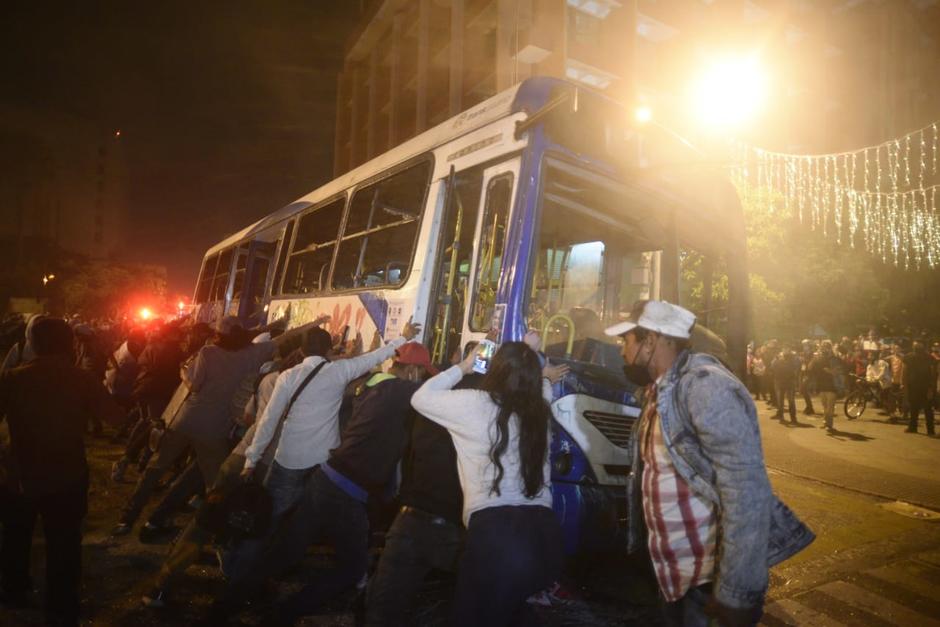 El grupo de jóvenes que se infiltró en la manifestación pacífica incendió un bus de Transurbano e intentó volcarlo. (Foto: Wilder López/Soy502)