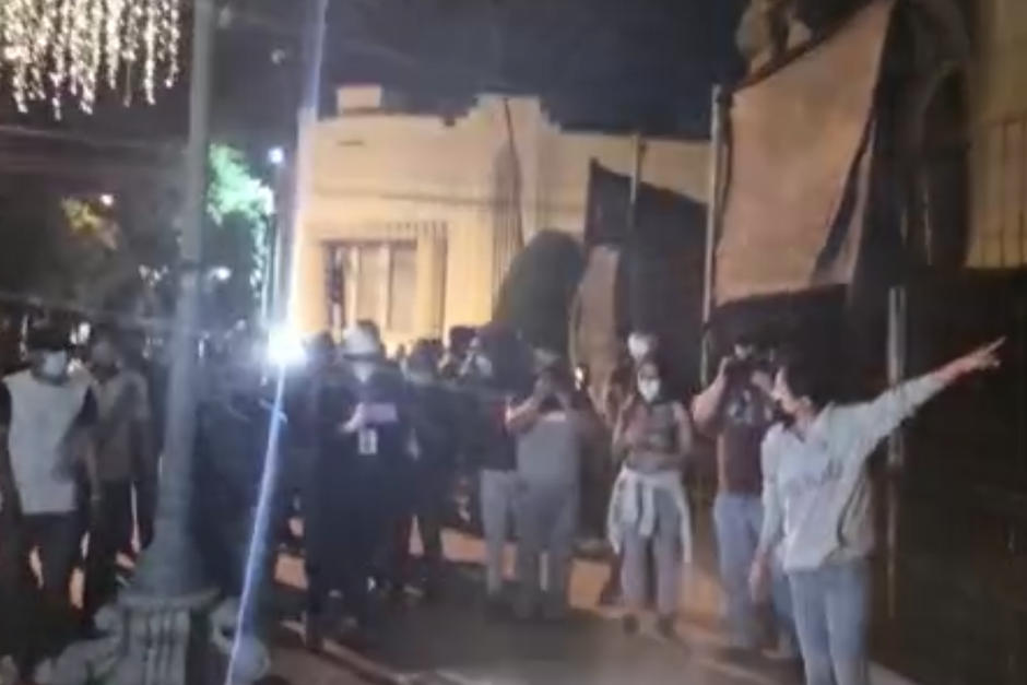 Una joven enfrentó, el sábado por la noche, a los infiltrados que incendiaban unas cuerdas, con las que intentaron volcar el Transurbano. (Captura del video grabado por Wilder López/Soy502)