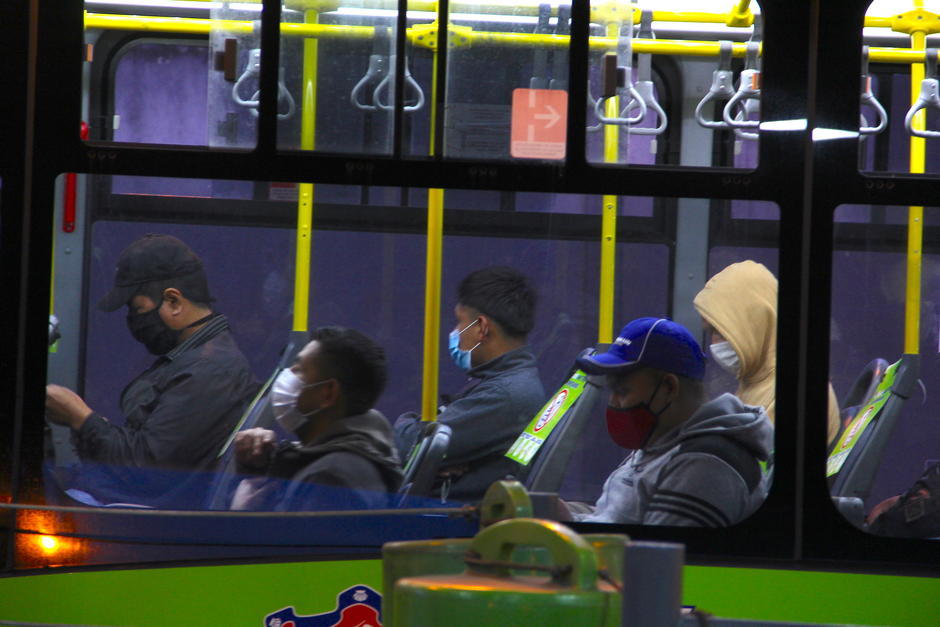 El distanciamiento social ha sido criticado en las unidades del Transmetro. (Foto: Fredy Hernández/Soy502) 