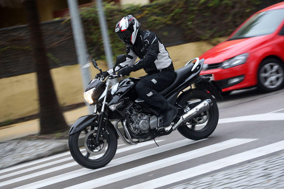 Las imágenes muestran a un motorista que choca contra unas mujeres, quienes caen al suelo. (Foto ilustrativa: motopro)