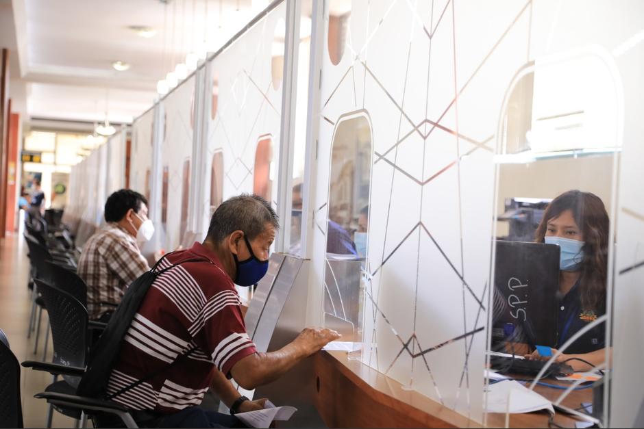 Los pensionados podrán acercarse a partir del próximo año para continuar con los beneficios otorgados por el IGSS. (Foto: IGSS)