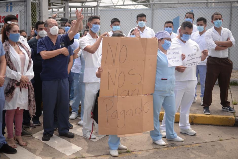 Los médicos que trabajan en el hospital temporal del Parque de la Industria denuncian que no han recibido salario. (Foto: Wilder López/Soy502) 