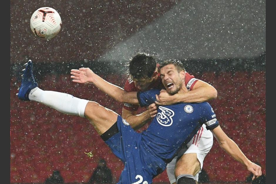 Harry Maguire abrazó a Azpilicueta, pero el referí determinó que no existió penal. (Foto: AFP)