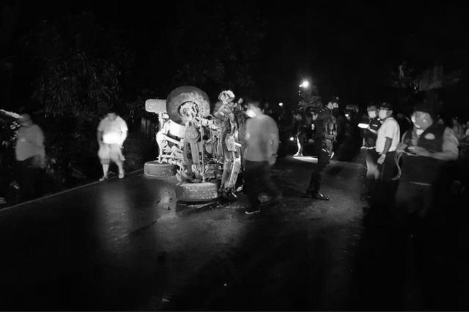 Dos vehículos, uno que trasladaba a 12 personas y otro que llevaba a ocho, chocaron de frente en la ruta que conduce hacia Quetzaltenango. (Foto: Stereo100).