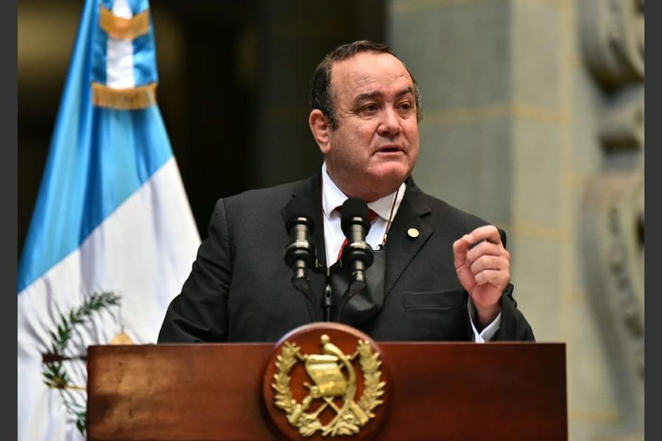 El presidente Alejandro Giammattei participó en la entrega de becas para graduandos. (Foto: AGN)