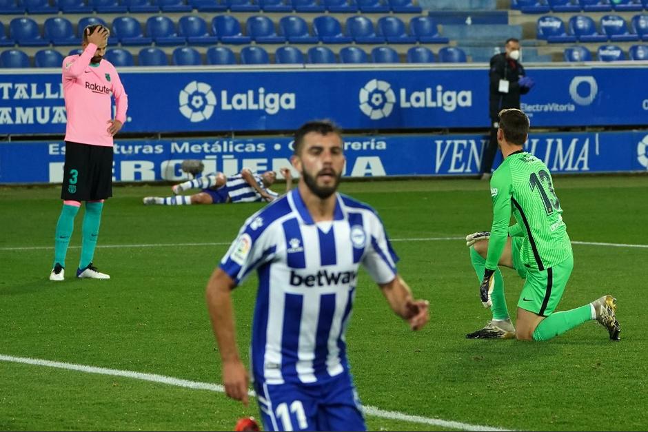 Piqué y Neto cometieron un error garrafal y le regalaron un gol al Alavés. (Foto: AFP)