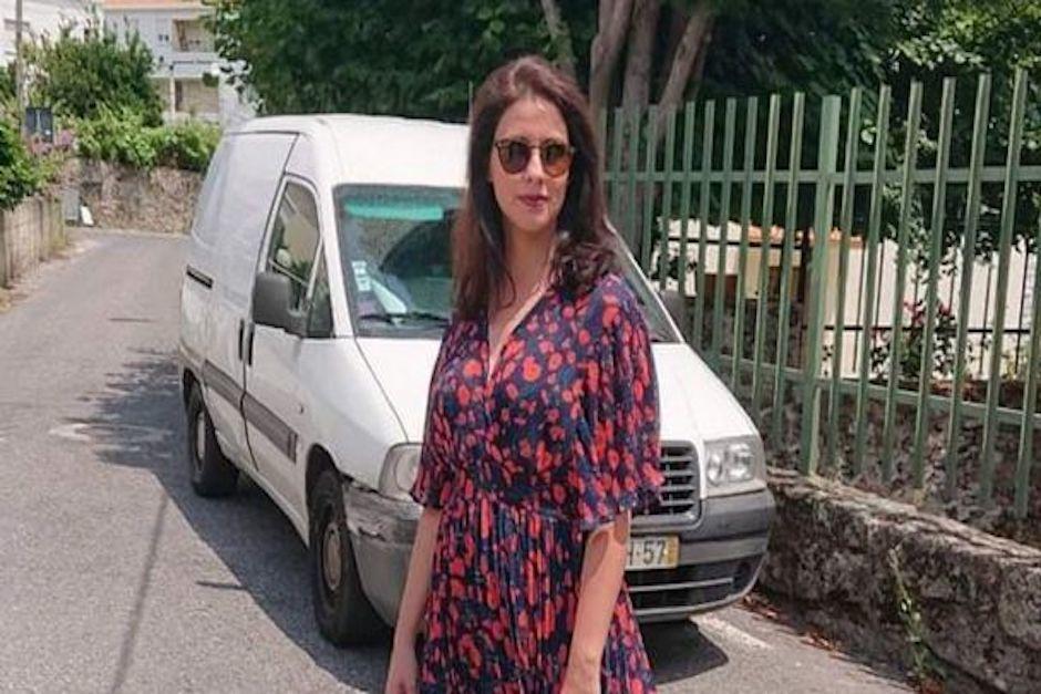 La cámara de seguridad de un local captó el momento cuando el joven atacó a la maestra. (Foto: Facebook)