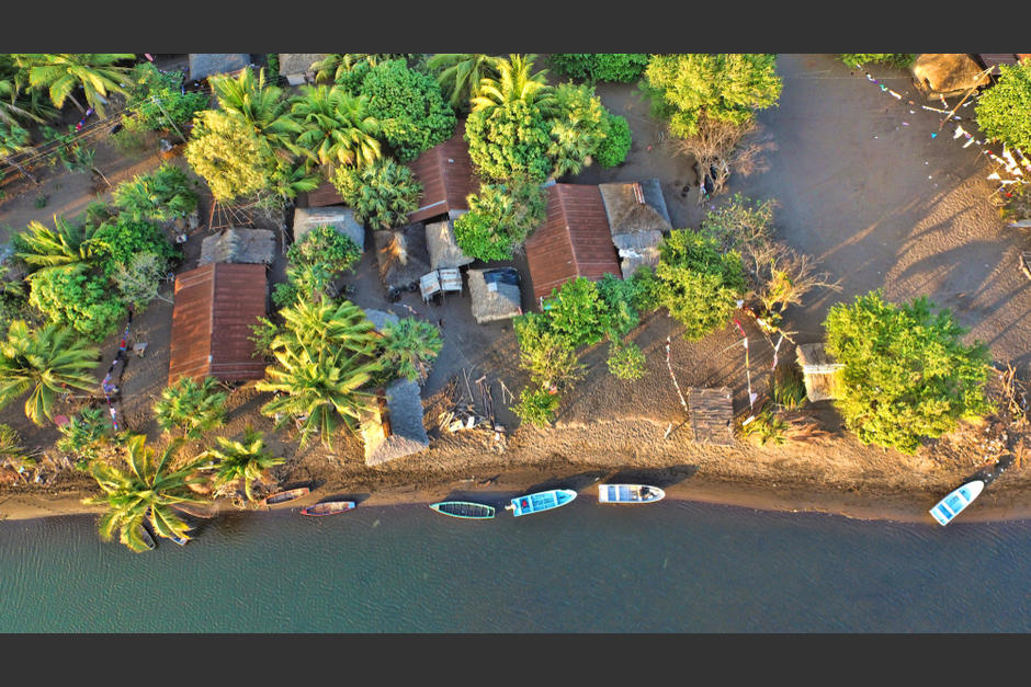 Vista aérea del Canal de Chiquimulilla, un sistema ecológico que protege manglares y una diversidad de fauna en el sur del país. (Foto: Shutterstock)