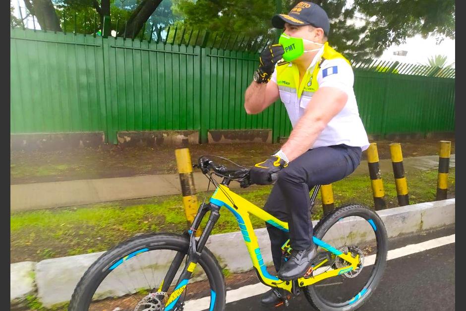 El alcalde de Mixco recorre la nueva ciclovía que se implementa en la calzada Roosevelt. (Foto: Muni Mixco)