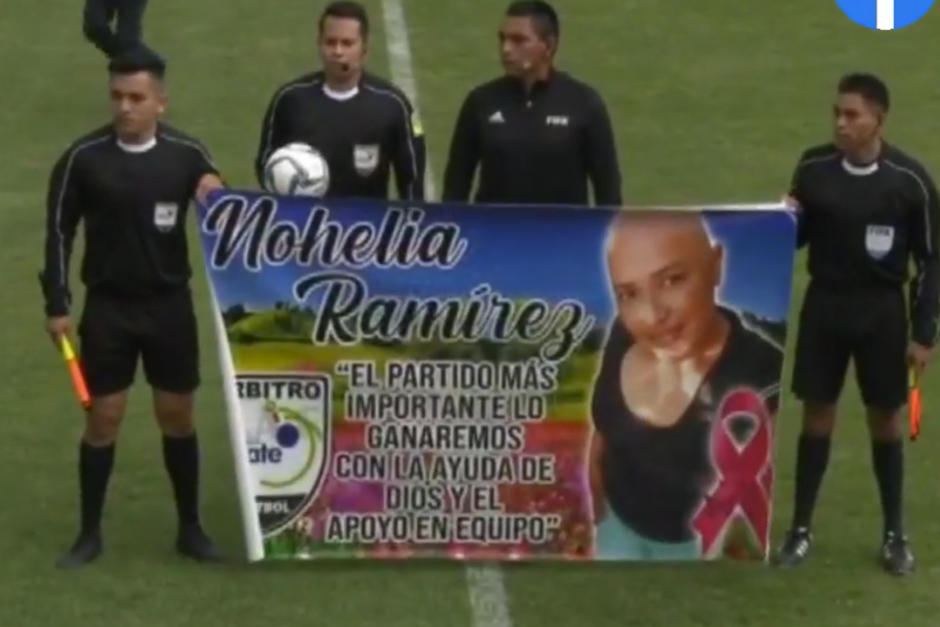 Los árbitros que pitaron el partido entre Municipal y Guastatoya hicieron un homenaje a su compañera Nohelia Ramírez, quien padece quebrantos de salud. (Foto: TigoSports)