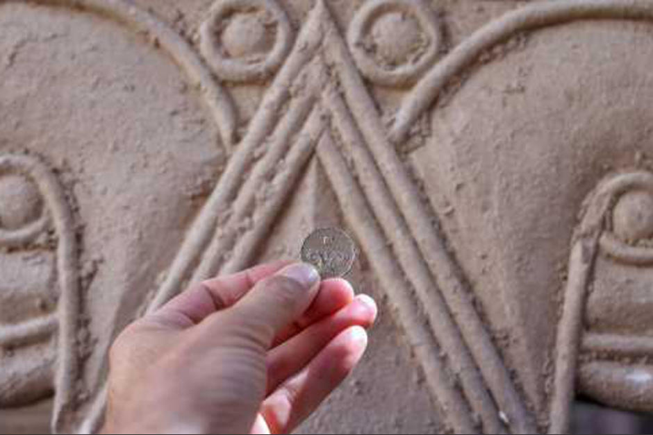 Arqueólogos encontraron dos capiteles tallados en piedra que tienen 2,700 años de antigüedad. (Foto: AFP)