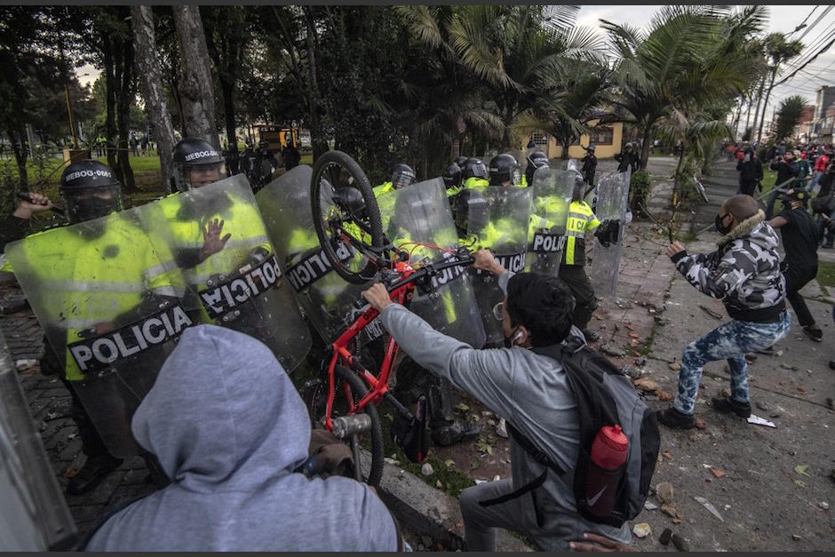 Violentas protestas estallaron este miércoles en Bogotá y otros puntos de Colombia. (Foto: AFP)