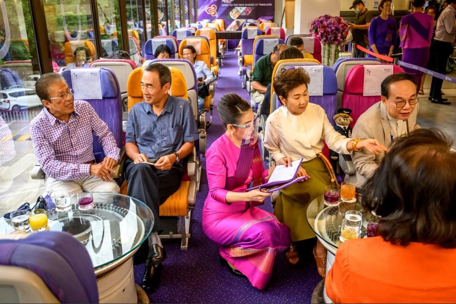 Ciudadanos en Tailandia acuden a una cafetería inusual. (Foto: AFP) 