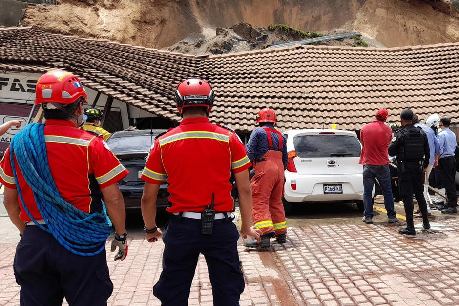 Un paredón cayó sobre varias personas según los Bomberos Voluntarios y Municipales. (Foto: Bomberos Voluntarios) 