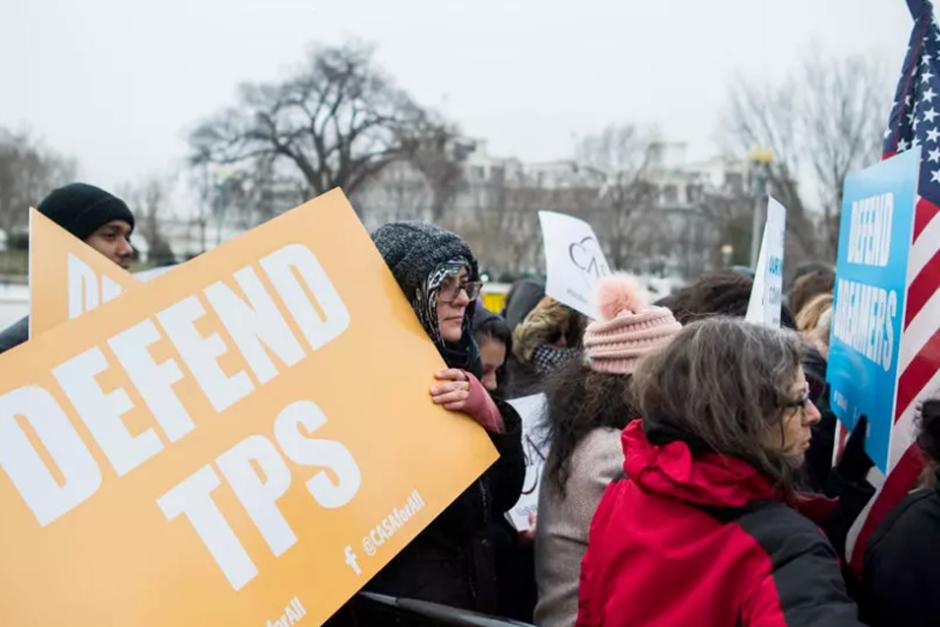 Un tribunal estadounidense dio este lunes luz verde al gobierno de Donald Trump para expulsar a cientos de miles de inmigrantes. (Foto: AFP) 