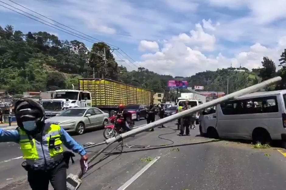 Un accidente ocurrido en el kilómetro 14 de la ruta al Pacífico complica el tránsito en ambas vías. (Foto: PMT Villa Nueva)