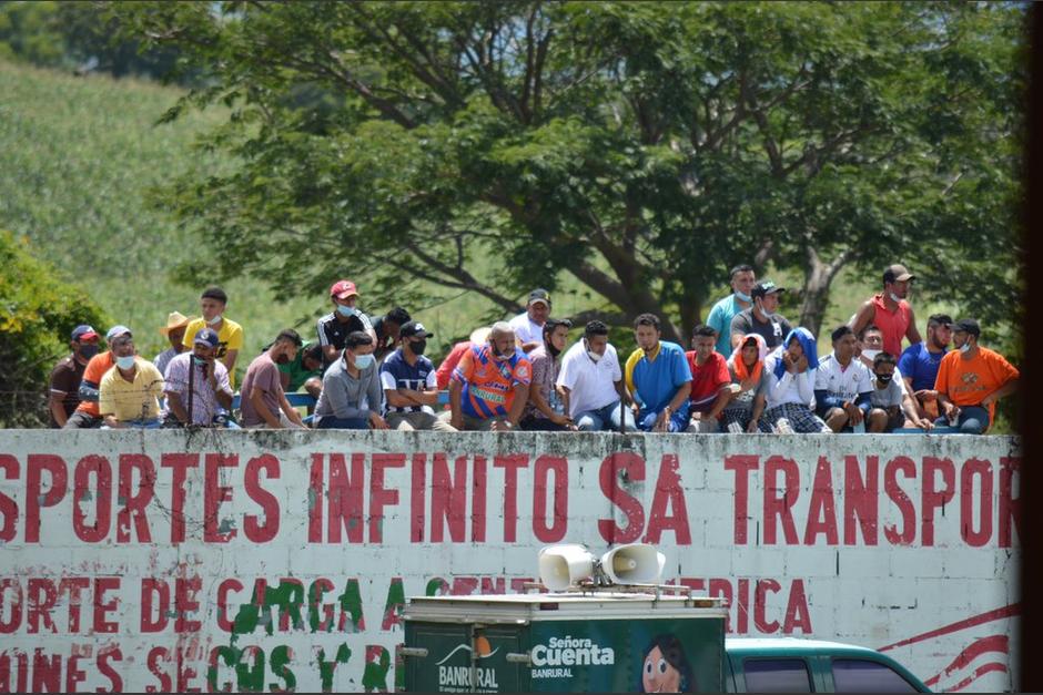 Los aficionados del local buscaron la forma para poder ver el juego. (Foto: Tercer Tiempo/Twitter) 