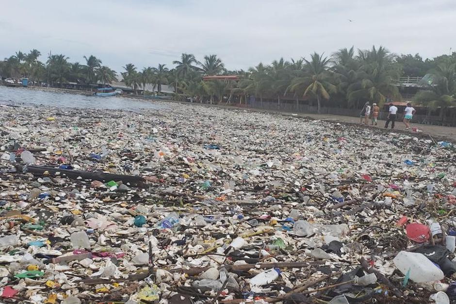 La barda industrial de Q18.9 millones debía retener la basura, pero Honduras reclama que los desechos siguen llegando a sus playas (Foto: La Tribuna)