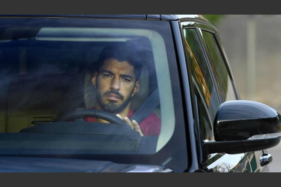 El delantero uruguayo abandonó por última vez la Ciudad Deportiva en medio de muchas emociones. (Foto: AFP)