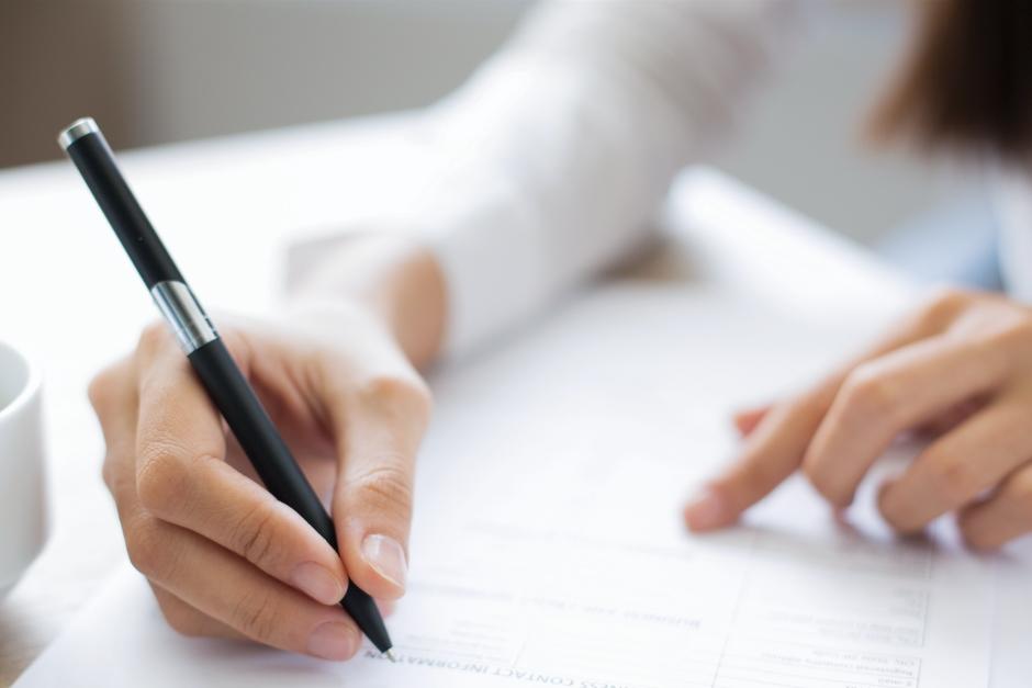 La mujer falsificó el formulario de suspensión del IGSS. (Imagen ilustrativa/ Katemangostar/Feepik) 