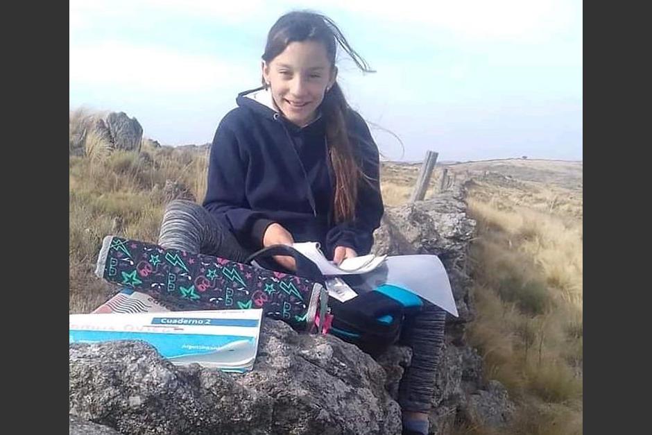 La historia de la niña conmovió a muchos, quienes lograron llevar la conectividad de internet cerca de su casa. (Foto: Infobae)