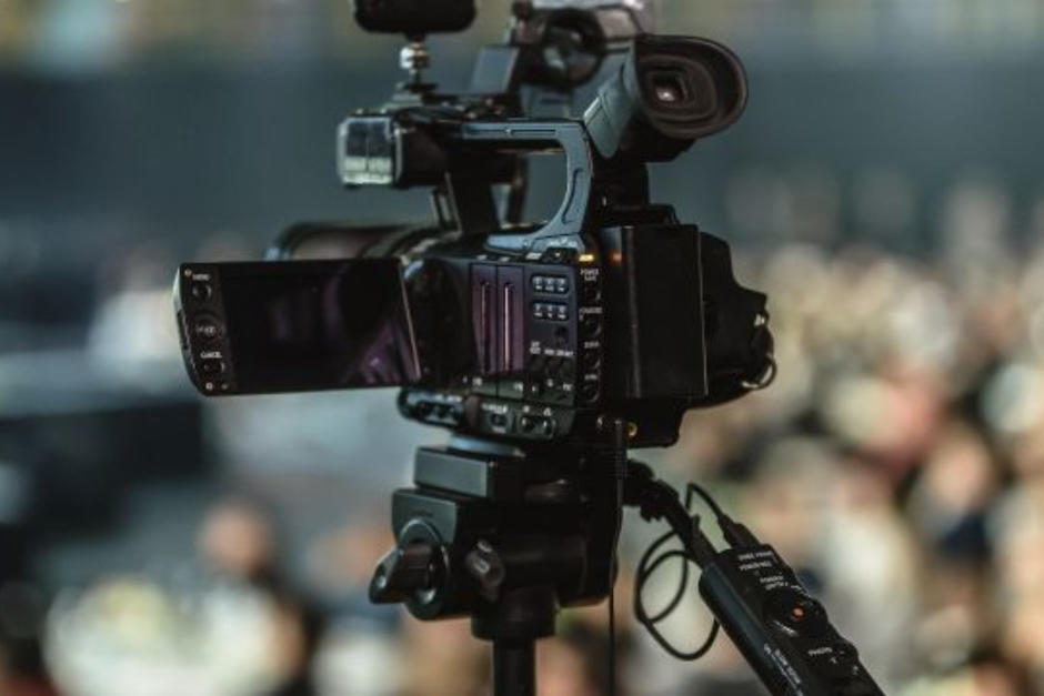 Autoridades arrestan a un reportero minetras realizaba un enlace en vivo. (Foto ilustrativa; Pixabay)