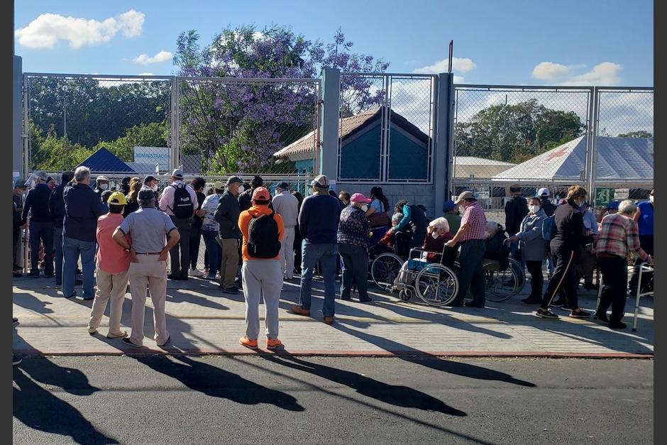 Cientos de adultos mayores abarrotaron los centros de vacunación. (Foto: Twitter/CesarLP)