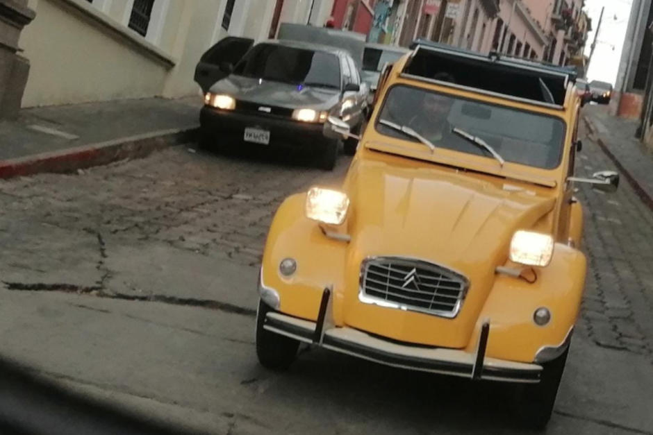 Un Citroen cautiva a los transeúntes en las calles de Xela. (Foto: Ruben Jocol)