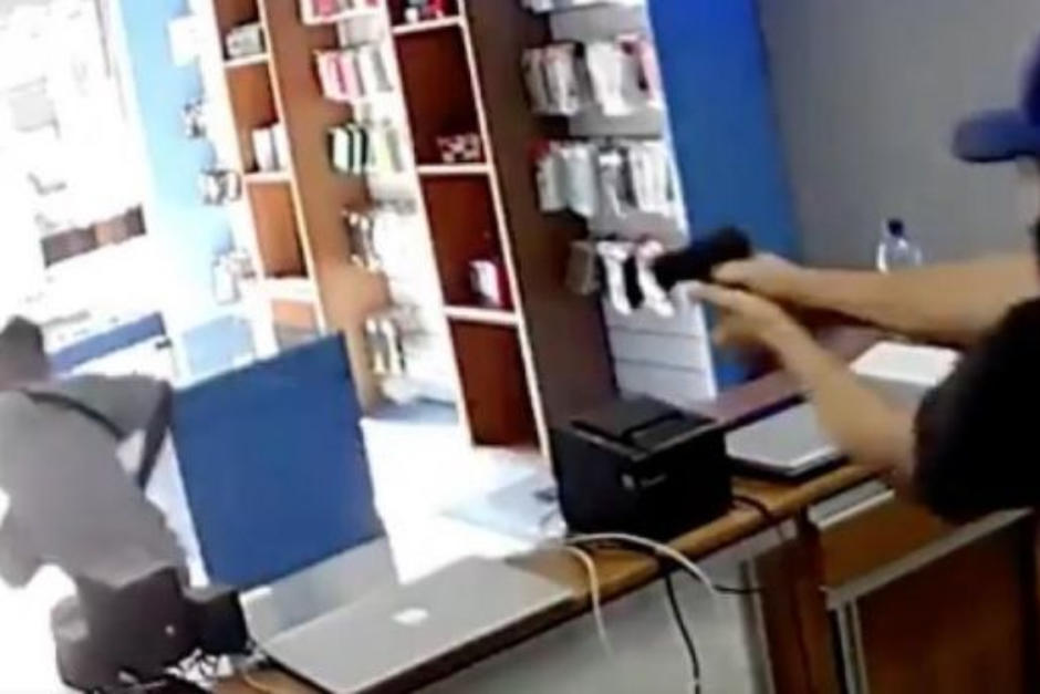 El negociante le disparó a un hombre por la espalda luego de que él entrara a robar. (Foto: Captura de pantalla)