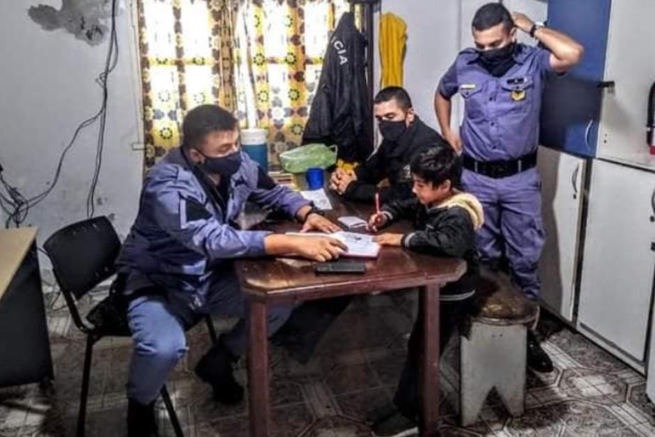 Elementos de policía apoyaron a un pequeño con su tarea. (Foto: Infobae)