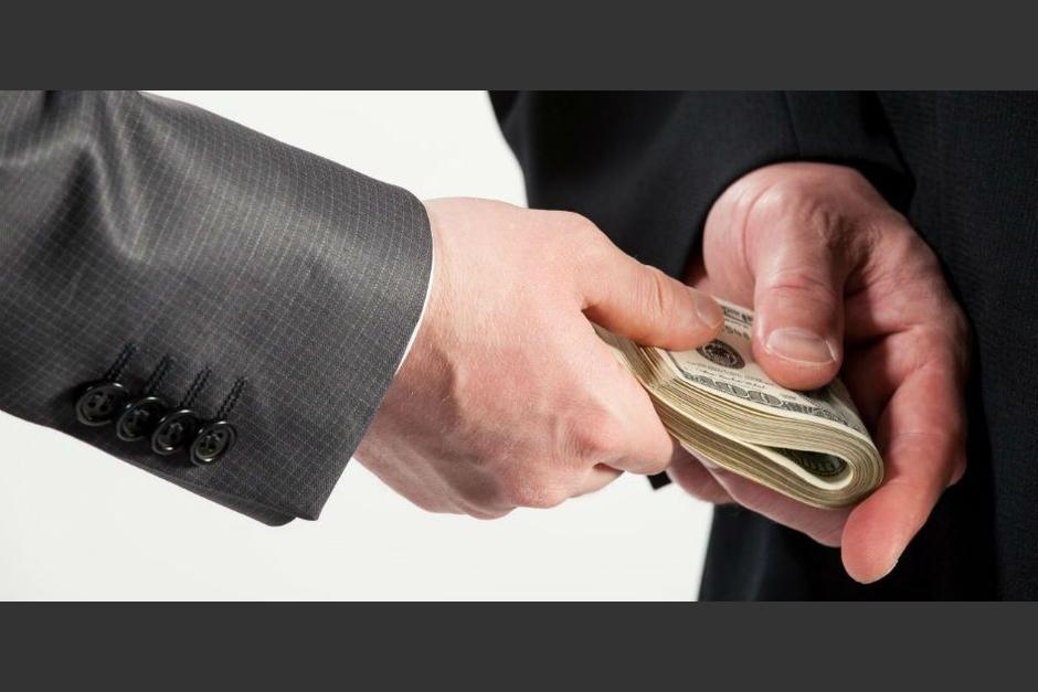 El supuesto soborno a un agente de seguridad en los campos del Roosevelt quedó registrado en video. (Foto: Cluster Salud)