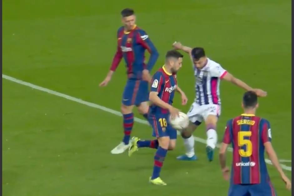 Jordi Alba logra tocar la pelota con la mano dentro del área, pero el VAR no marcó el penal. (Captura Video)
