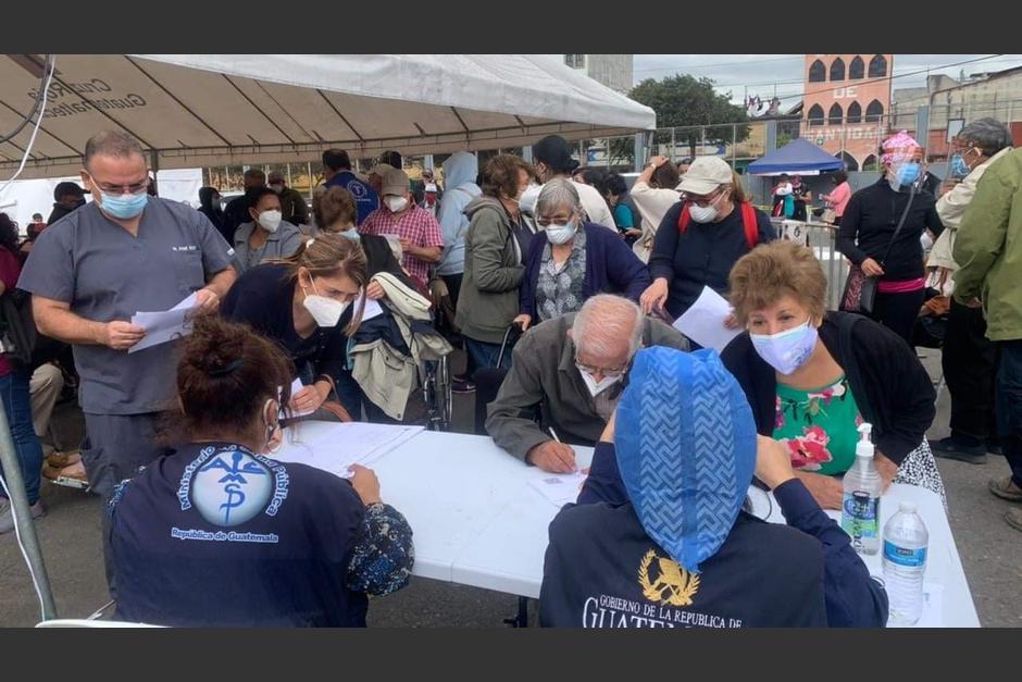 La Ministra de Salud ofreció disculpas a los adultos mayores. (Foto: Soy502) 