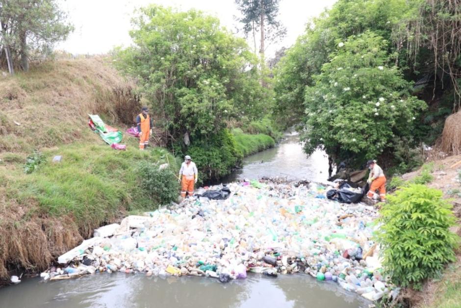 Vista de la basura acumulada en un dique del río Seco. (Foto: Ministerio de Ambiente) 