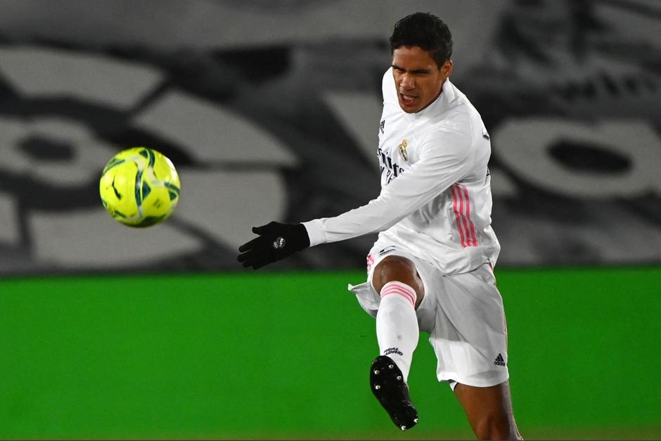 Raphael Varane, defensor del Real Madrid, será baja por Covid-19. Esto se suma a la ausencia de Sergio Ramos quien no jugará por lesión. (Foto: AFP) 