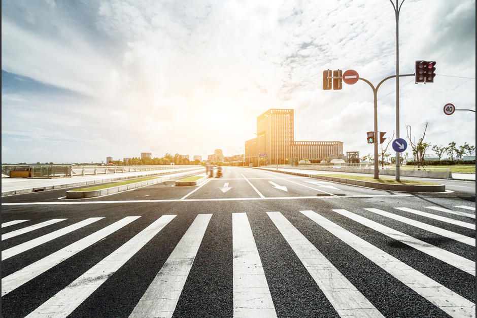 En una calle de Puebla, México, las personas tropezaban con el separador vial por no usar el paso de cebra. (Foto: Shutterstock)
