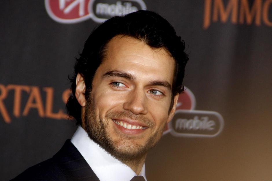 Henry Cavill fue visto de la mano con su nueva novia, una rubia de quien se desconoce su identidad. Las imágenes se volvieron virales en el mundo. (Foto: Shutterstock)