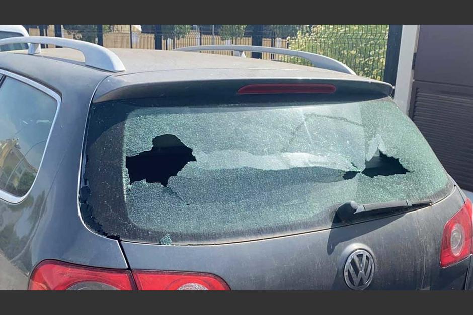 El niño rompió el vidrio de esta camioneta mientras jugaba, pero lejos de esconderse, enfrentó su responsabilidad. (Foto: Facebook/Talleres Cauro)
