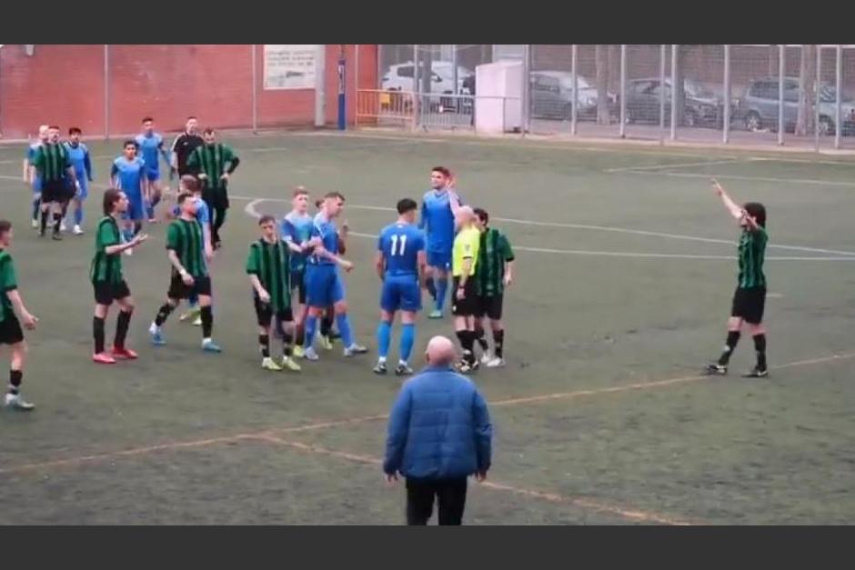 La pelea se desencadenó por la expulsión de dos jugadores en el final del partido. (Captura Video)