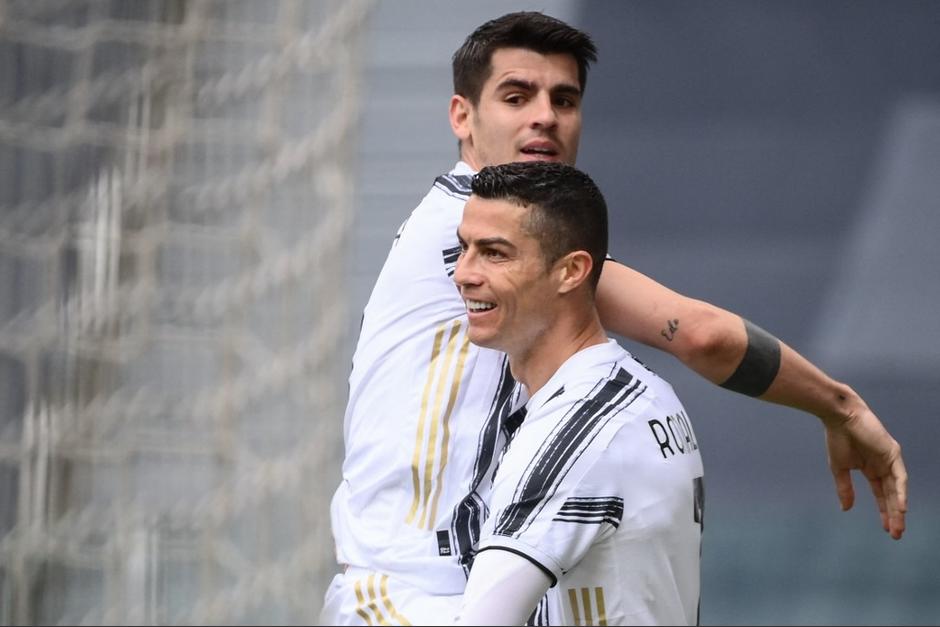Cristiano Ronaldo sonríe con incredulidad tras fallar un gol en soledad, pero que sí pudo anotar Álvaro Morata, a quien abraza. (Foto: AFP)