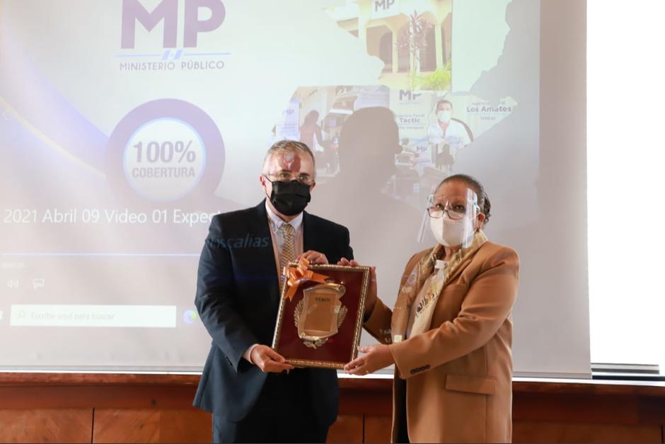 La jefa del MP Consuelo Porras durante el homenaje rendido por miembros de la Cámara de Industria de Guatemala y el CACIF. (Foto: MP) 