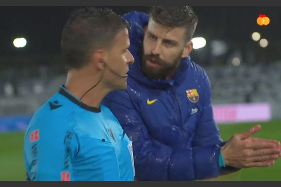 El central Gerard Piqué le reclamó el tiempo de reposición al árbitro al término del clásico. (Foto: GolTelevision) 