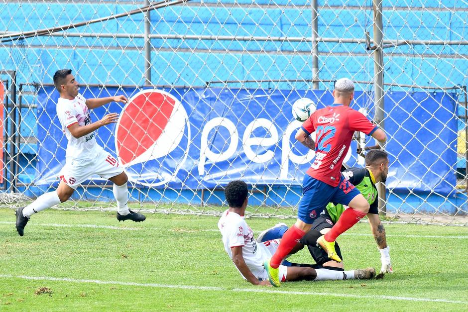 Gustavo Britos abrió el marcador para los rojos que lograron su tercera victoria consecutiva por tres goles. (Foto: Sergio Muñoz/Nuestro Diario)