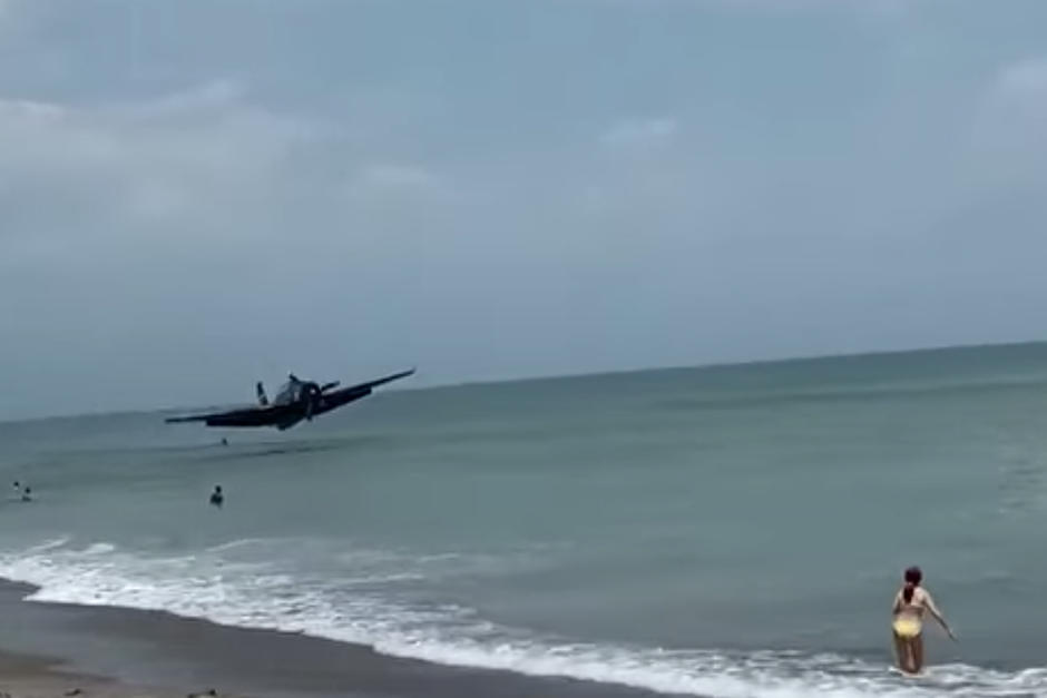 Un avión de la Segunda Guerra Mundial aterrizó de emergencia en una playa en Estados Unidos durante una exhibición aérea. (Captura de pantalla)
