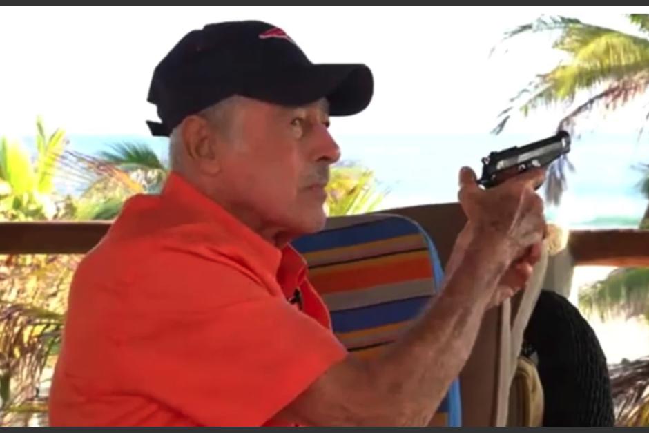 Durante una entrevista con Yordi Rosado, el actor sacó su arma y disparó en tres ocasiones. (Foto: captura de pantalla)